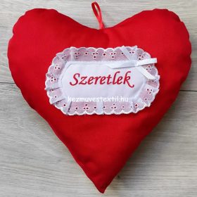 Szív alakú piros párna Szeretlek hímzett felirattal